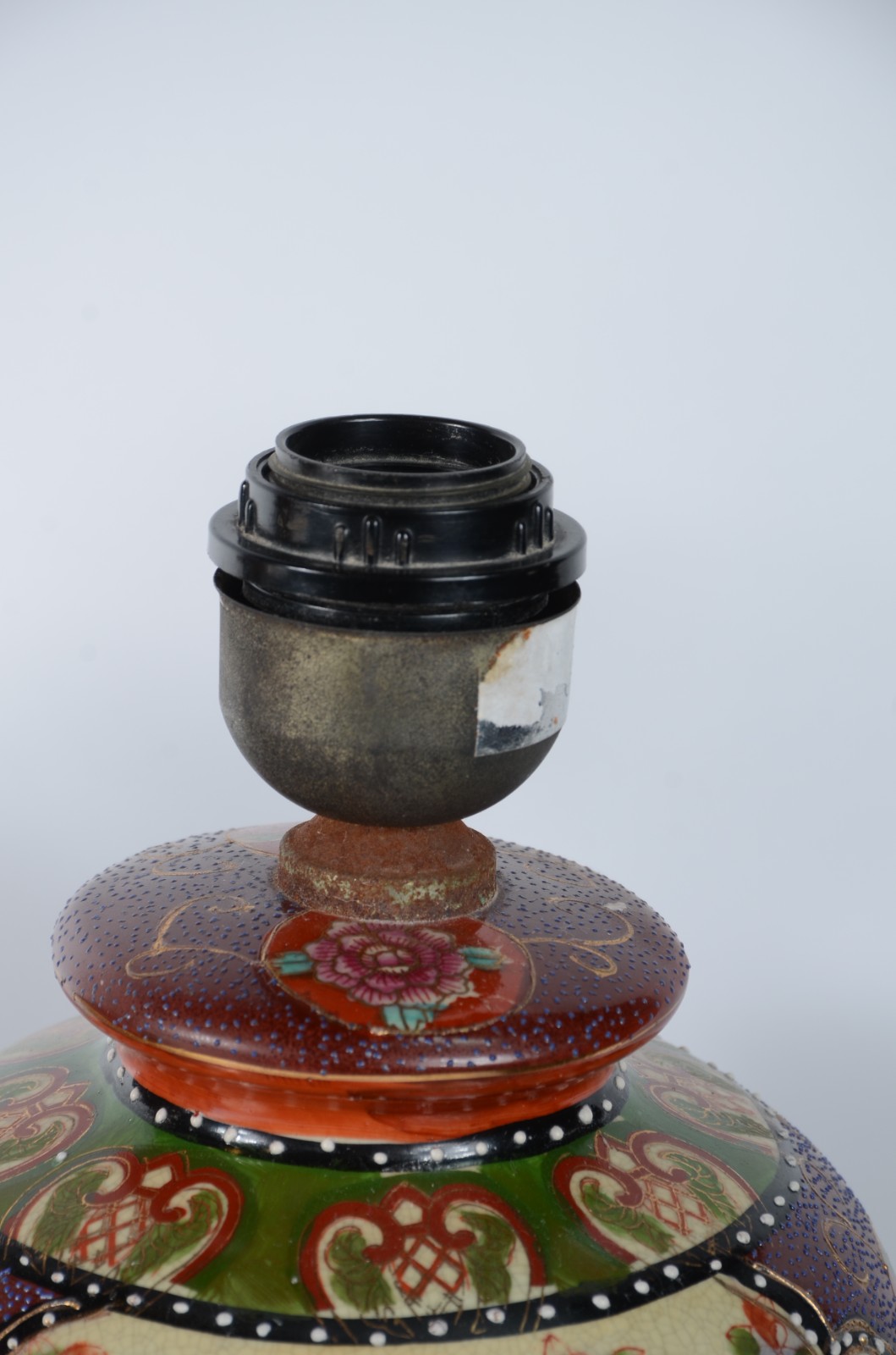 Tres abatjoures de porcelana decorados ao gosto Satzuma com gueixas e... - foto 4 de 5