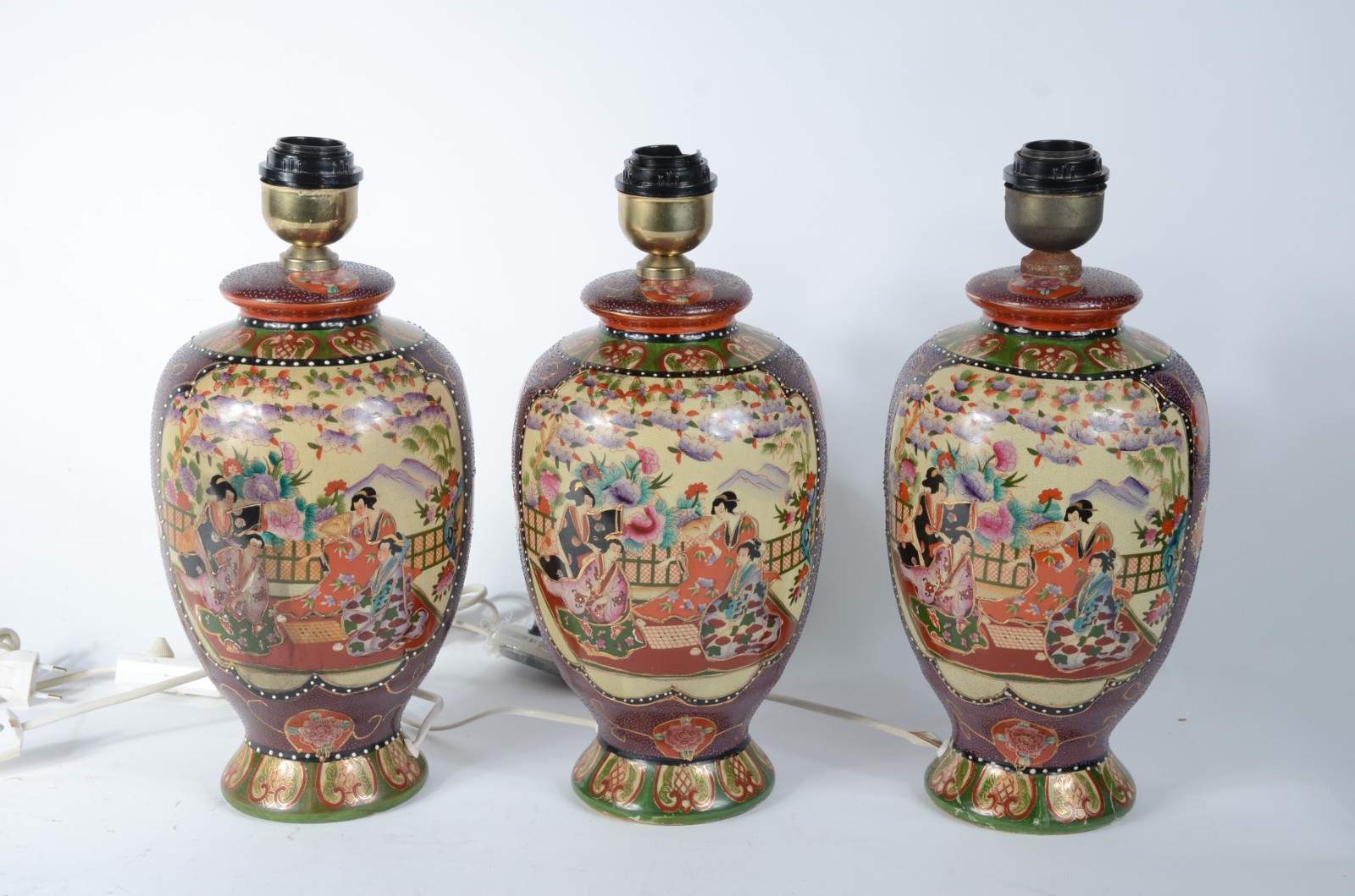 Tres abatjoures de porcelana decorados ao gosto Satzuma com gueixas e... - foto 5 de 5