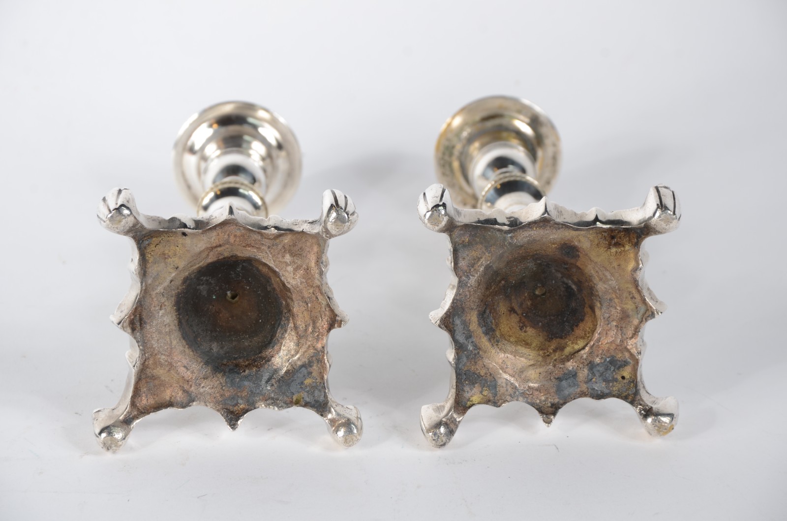 Par de castiçais de metal prateado com folhas em relevo. - foto 4 de 5