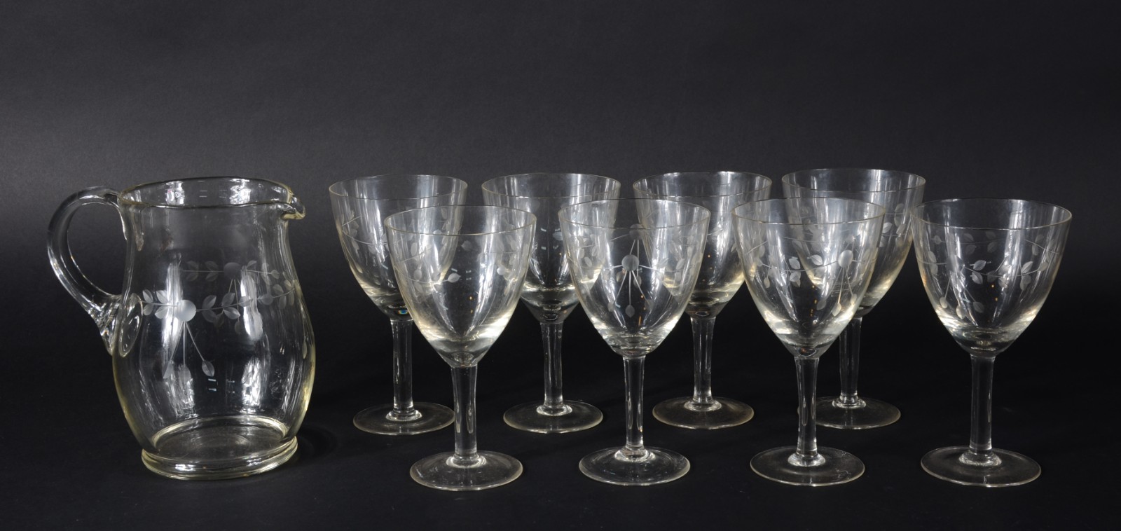 Conjunto de cristal com flores lavradas, composto de: 8 taças e 1... - foto 1 de 5