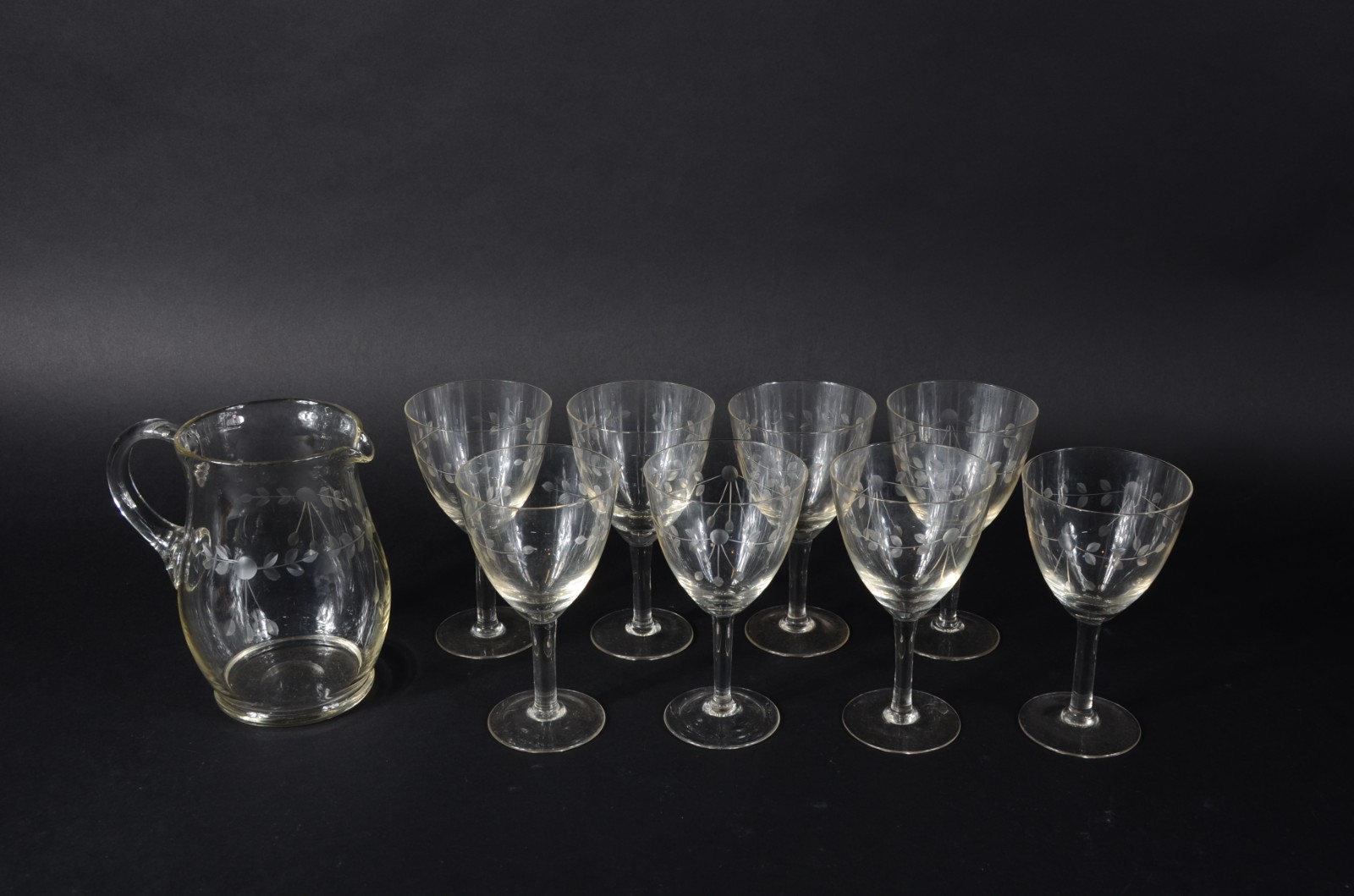 Conjunto de cristal com flores lavradas, composto de: 8 taças e 1... - foto 2 de 5