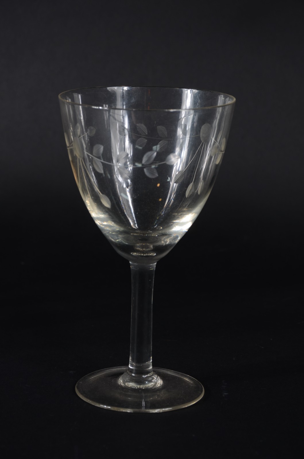 Conjunto de cristal com flores lavradas, composto de: 8 taças e 1... - foto 4 de 5
