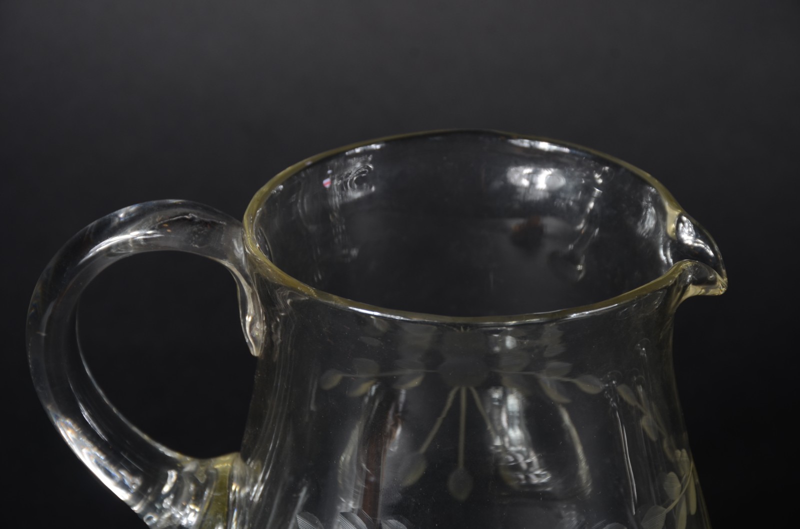 Conjunto de cristal com flores lavradas, composto de: 8 taças e 1... - foto 5 de 5