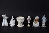 Seis peças de porcelana de diversos modelos e p... - Seis peças de porcelana de diversos modelos e procedências, sendo: escultura na forma de gatos; dama com leque; fruteira com figuras de pucci; d...