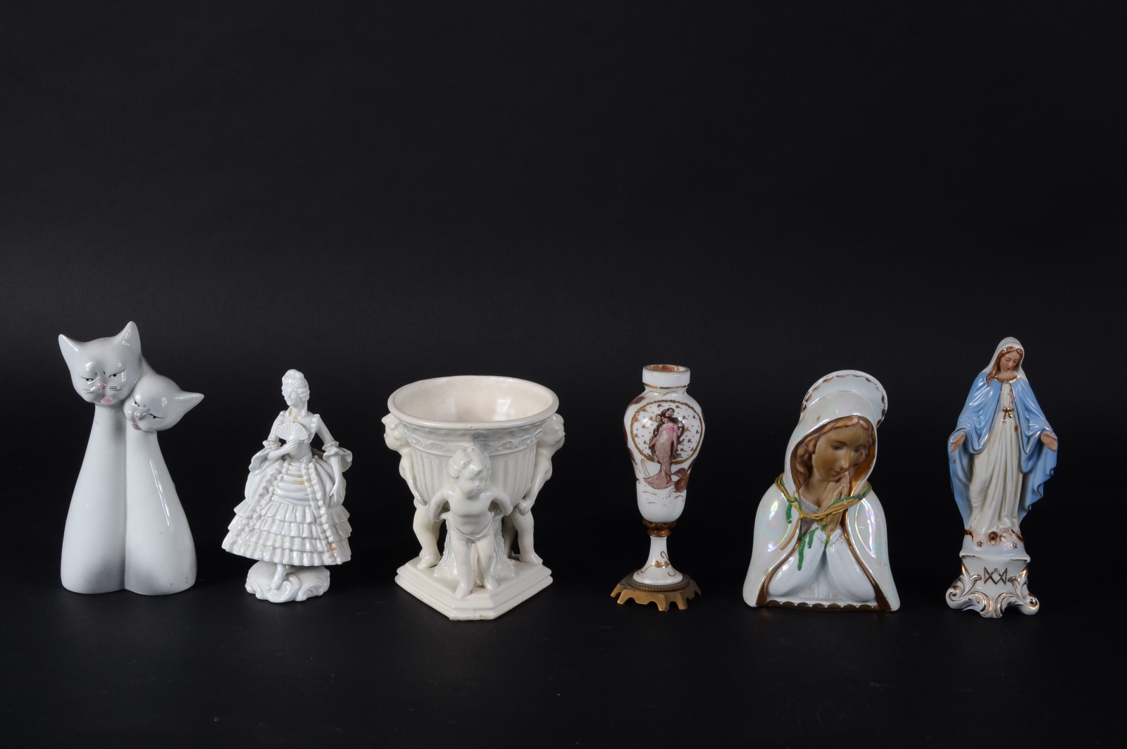Seis peças de porcelana de diversos modelos e procedências, sendo... - foto 1 de 8