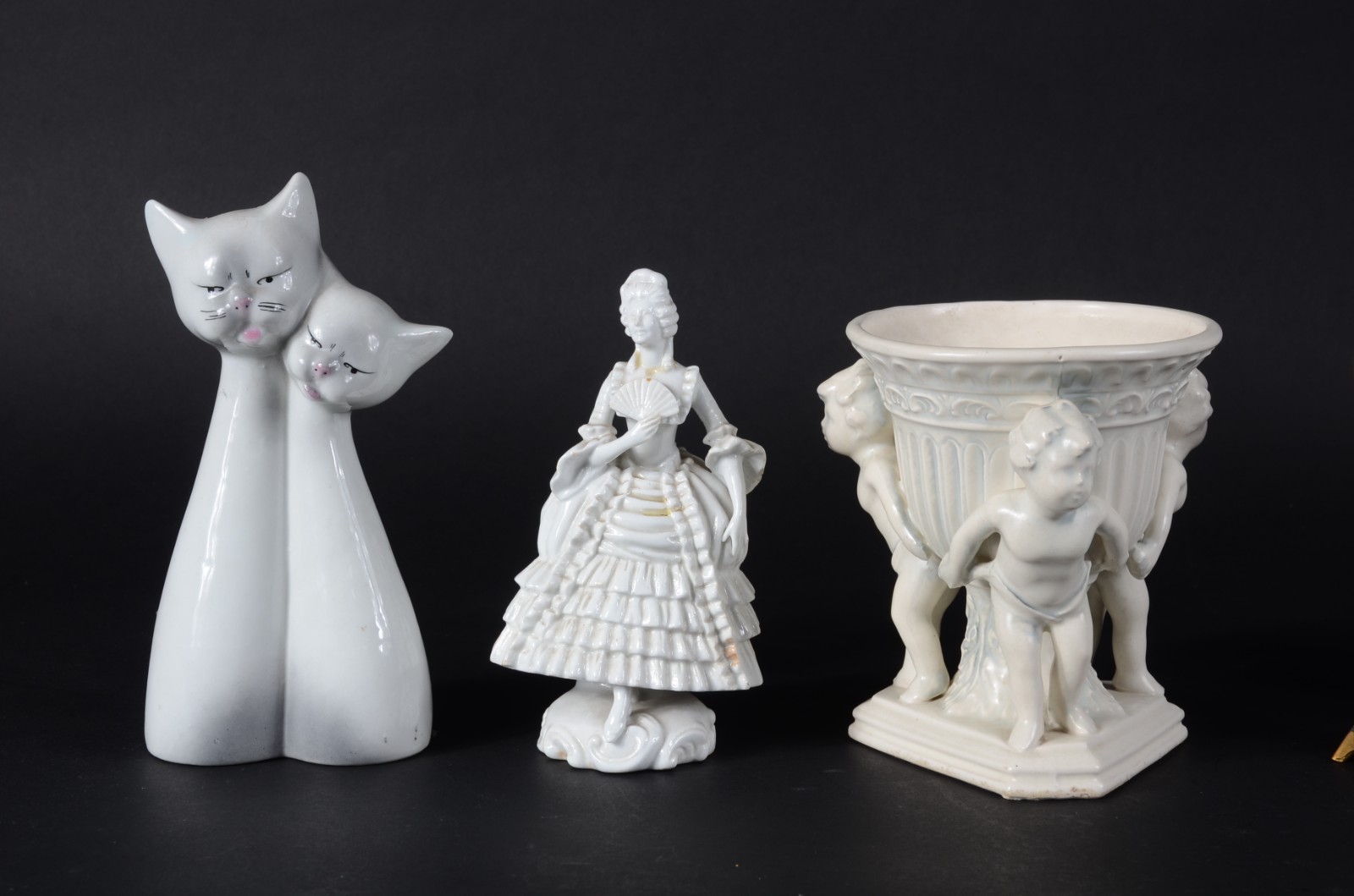 Seis peças de porcelana de diversos modelos e procedências, sendo... - foto 2 de 8