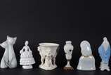 Seis peças de porcelana de diversos modelos e p... - Seis peças de porcelana de diversos modelos e procedências, sendo: escultura na forma de gatos; dama com leque; fruteira com figuras de pucci; d...
