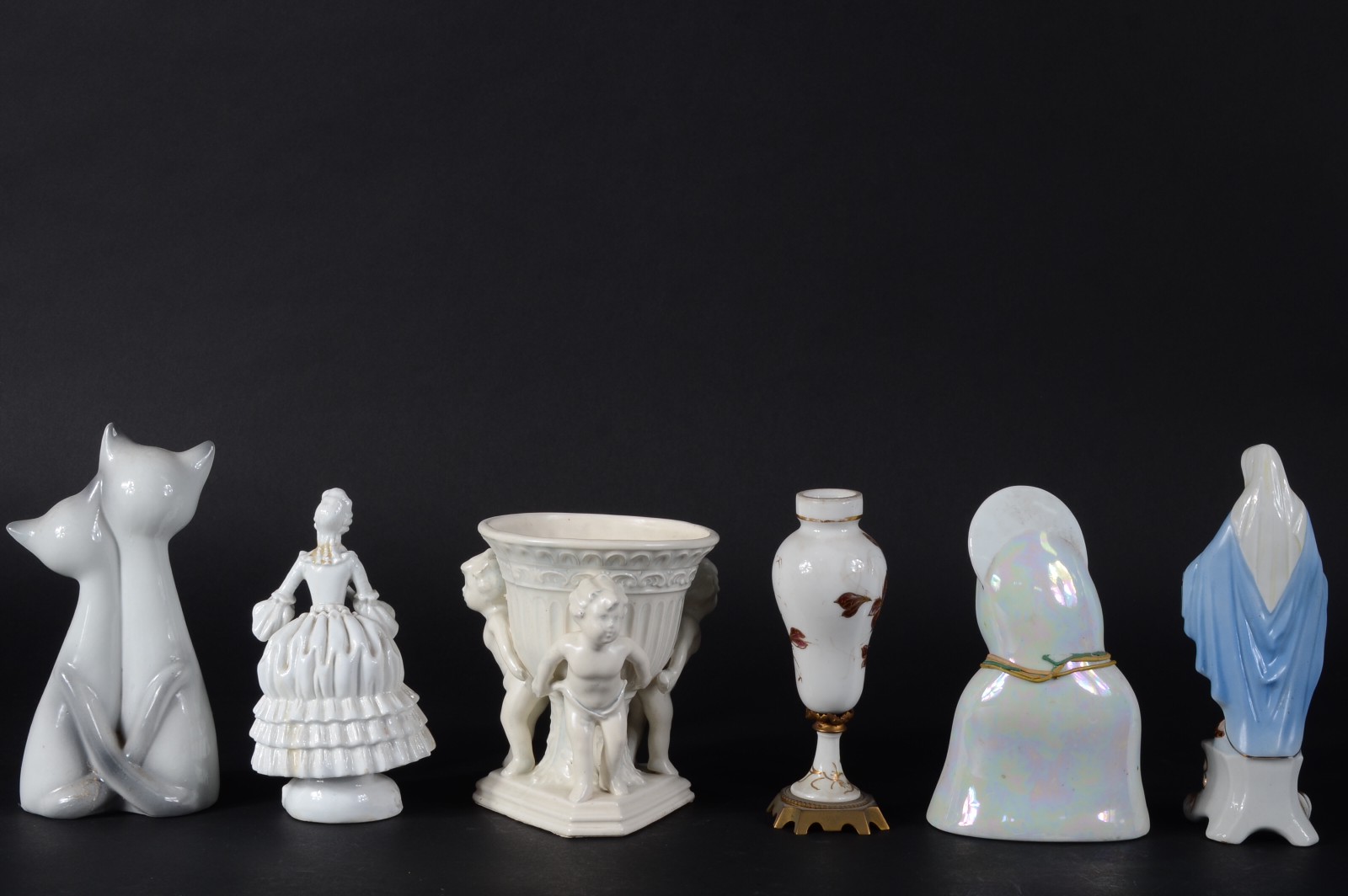 Seis peças de porcelana de diversos modelos e procedências, sendo... - foto 3 de 8
