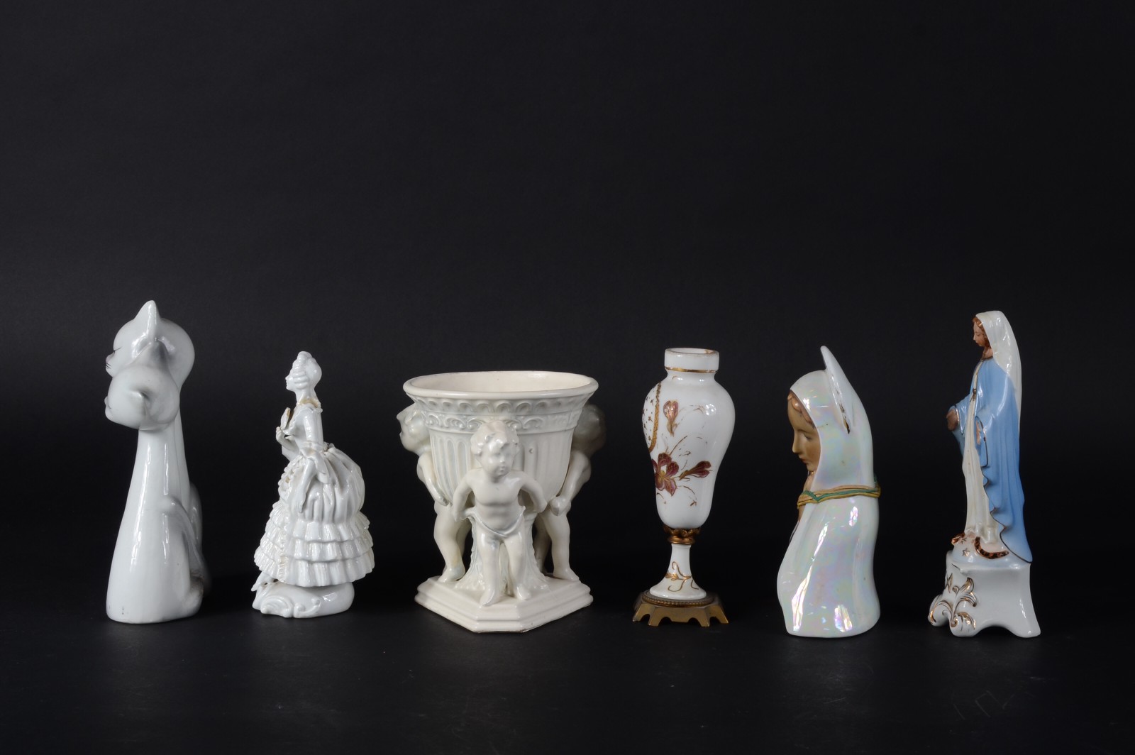 Seis peças de porcelana de diversos modelos e procedências, sendo... - foto 5 de 8