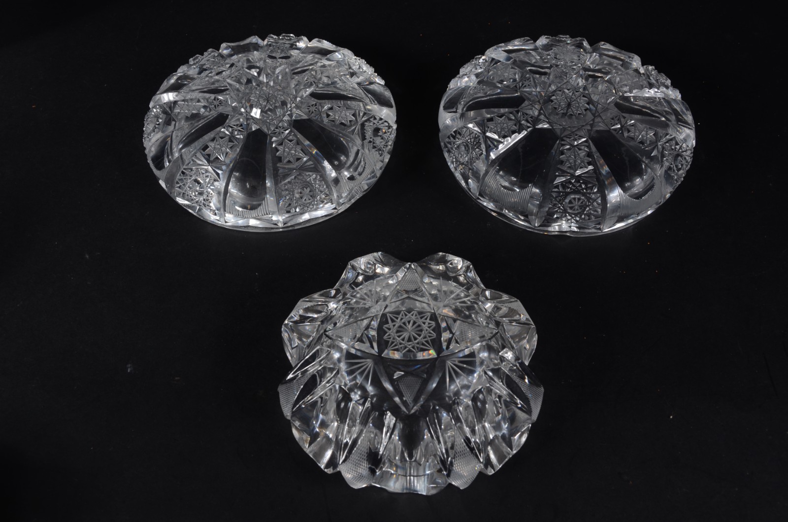 Seis peças diversas de cristal, sendo: três cinzeiros, prato para... - foto 4 de 8