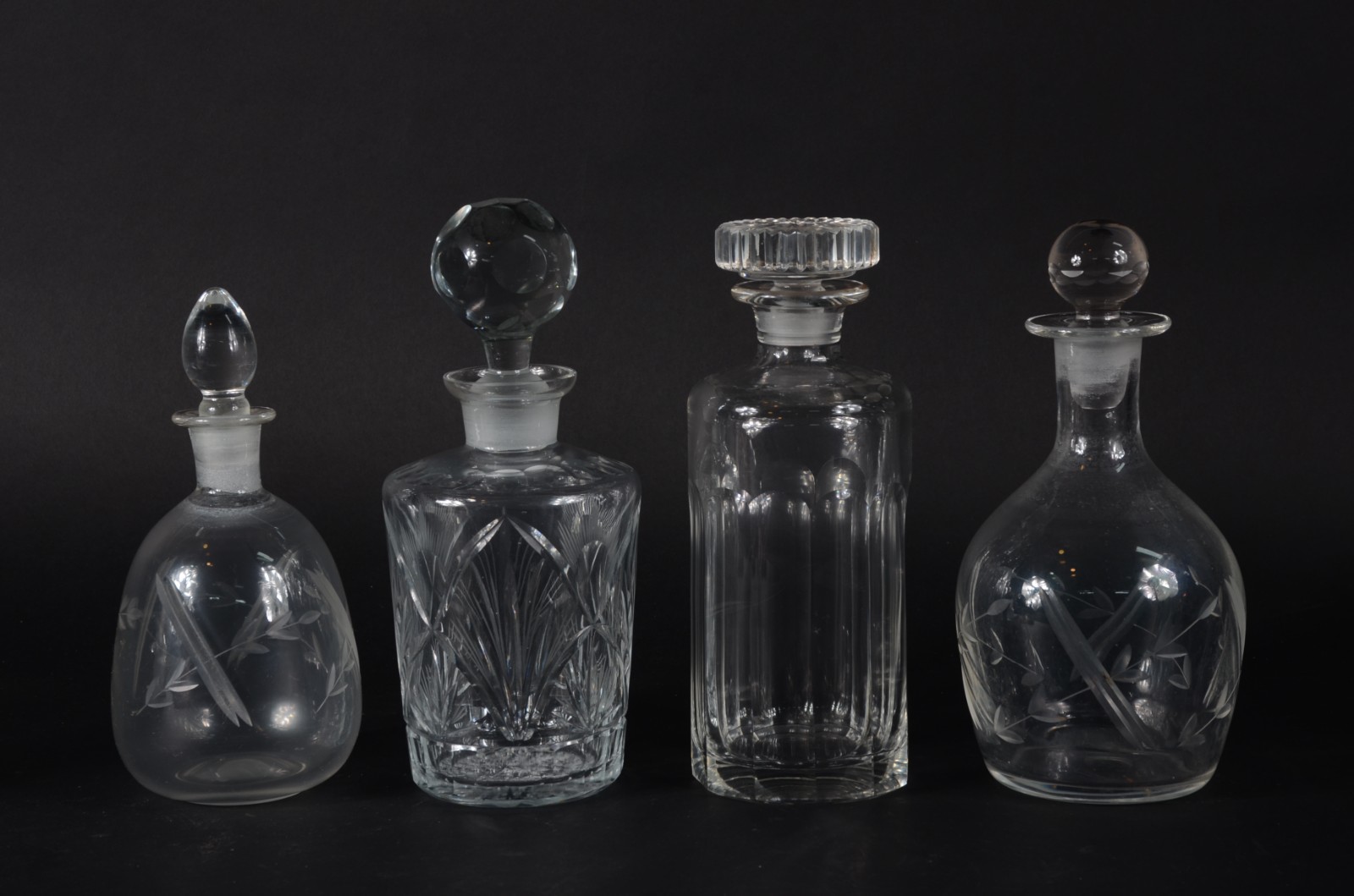 Conjunto com quatro garrafas diversas de cristal lapidado. - foto 1 de 7