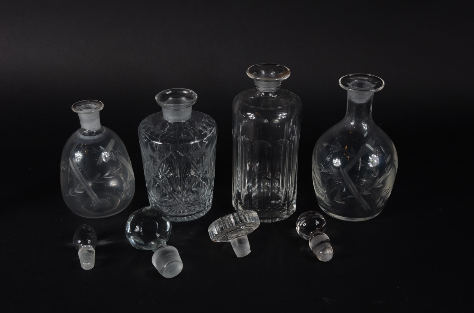 Conjunto com quatro garrafas diversas de cristal lapidado. - foto 3 de 7
