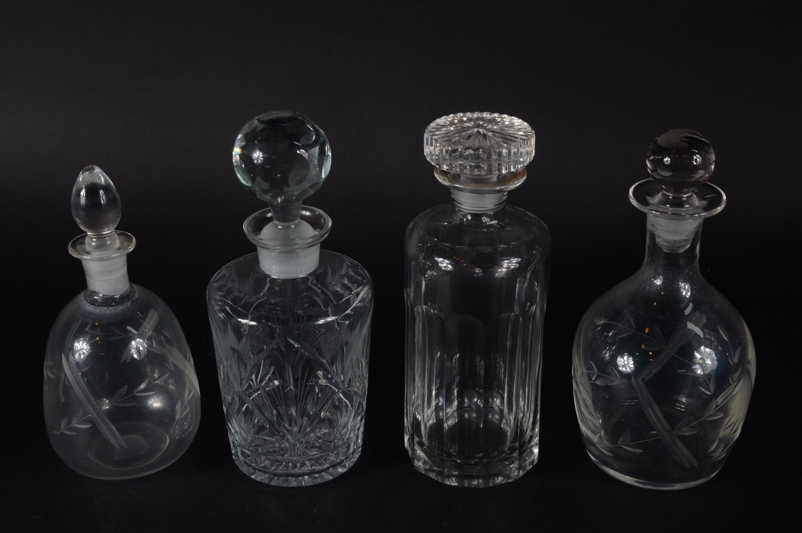 Conjunto com quatro garrafas diversas de cristal lapidado. - foto 2 de 7