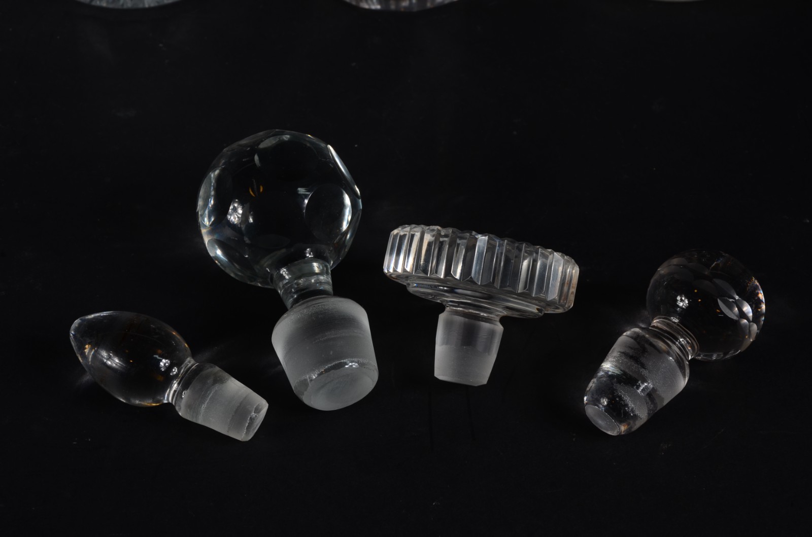 Conjunto com quatro garrafas diversas de cristal lapidado. - foto 4 de 7