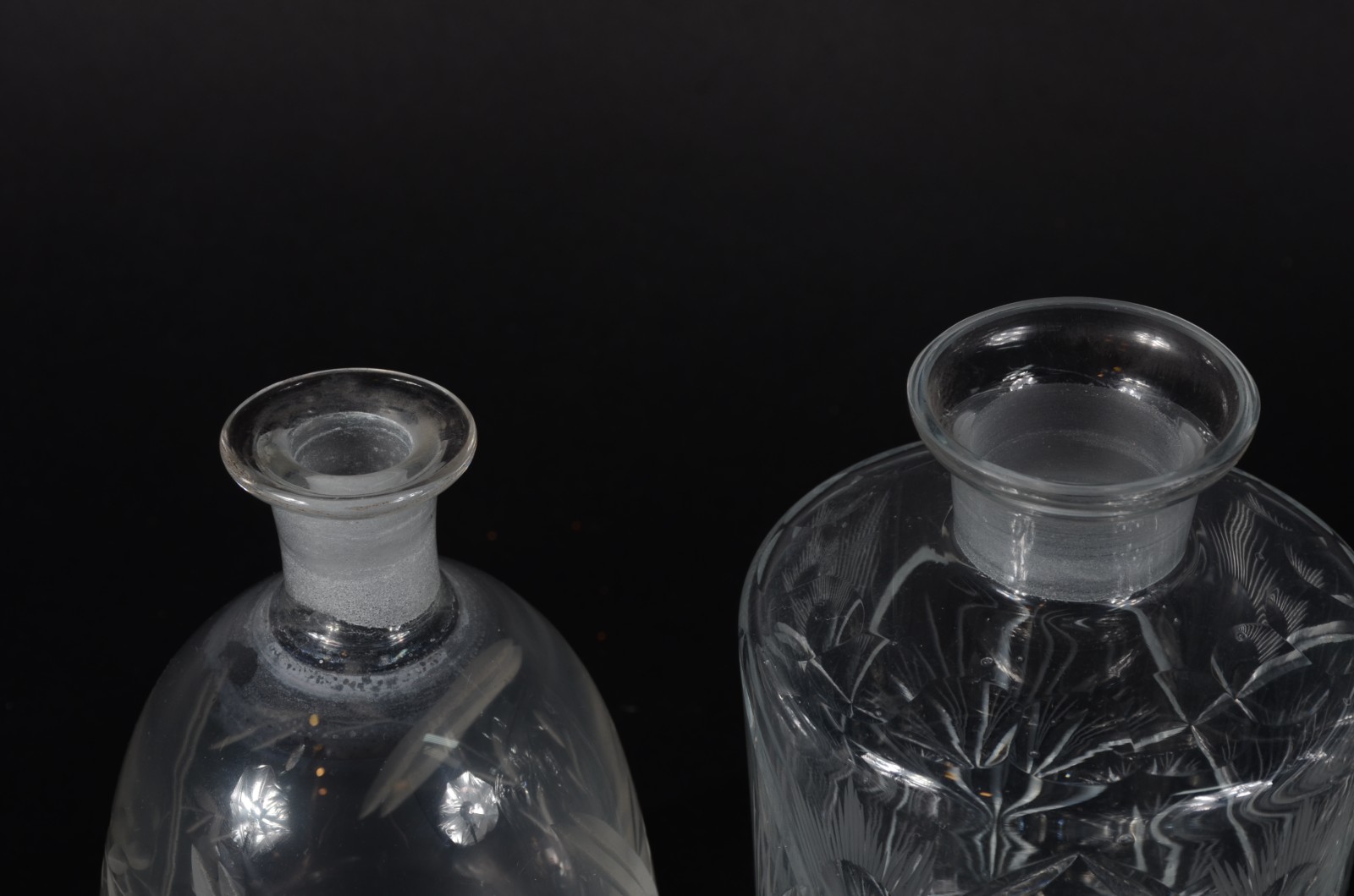 Conjunto com quatro garrafas diversas de cristal lapidado. - foto 5 de 7