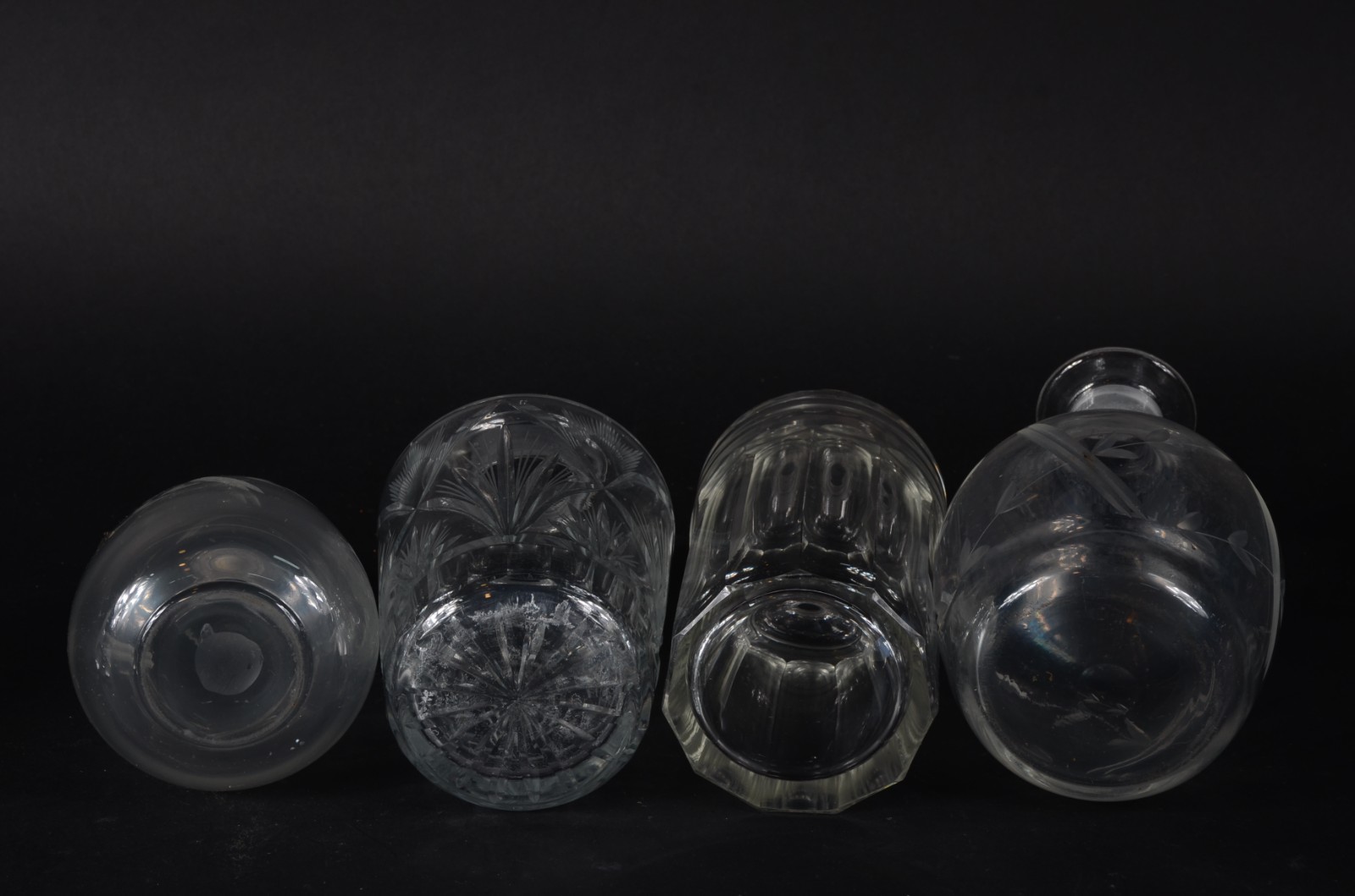 Conjunto com quatro garrafas diversas de cristal lapidado. - foto 6 de 7