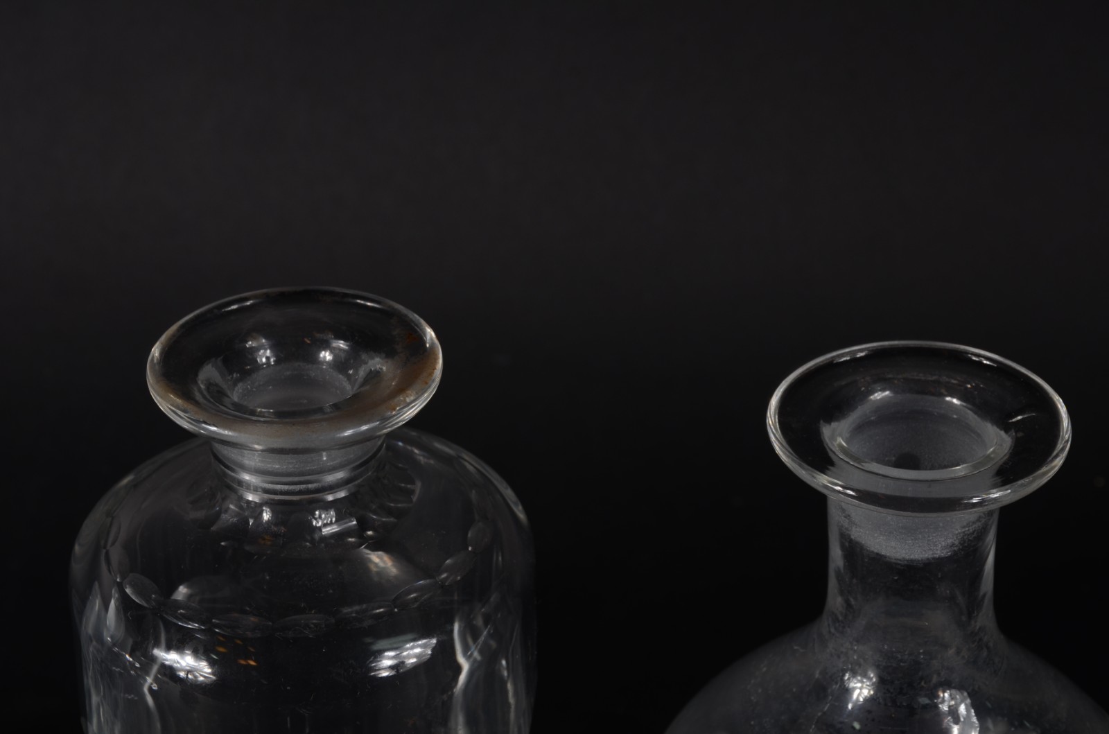 Conjunto com quatro garrafas diversas de cristal lapidado. - foto 7 de 7