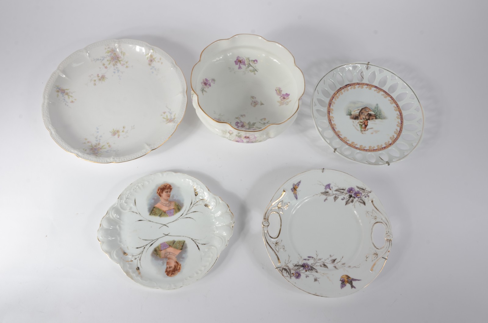 Cinco peças de porcelana de diversas procedências e decorações... - foto 1 de 10