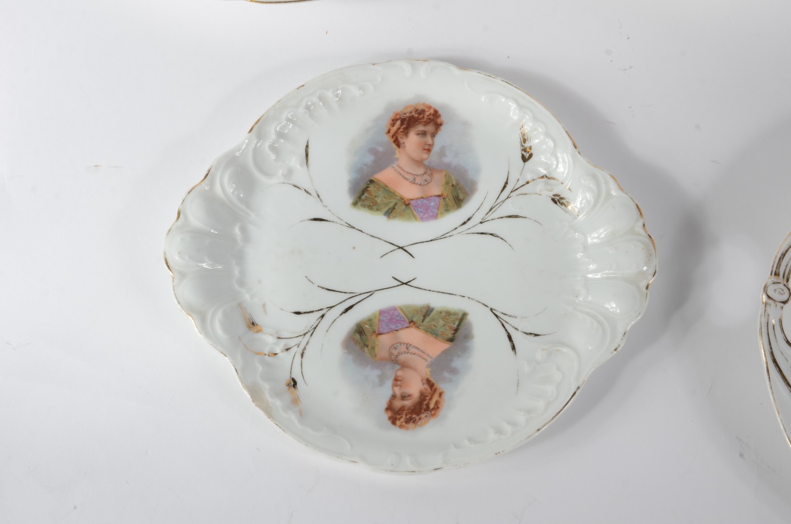 Cinco peças de porcelana de diversas procedências e decorações... - foto 2 de 10