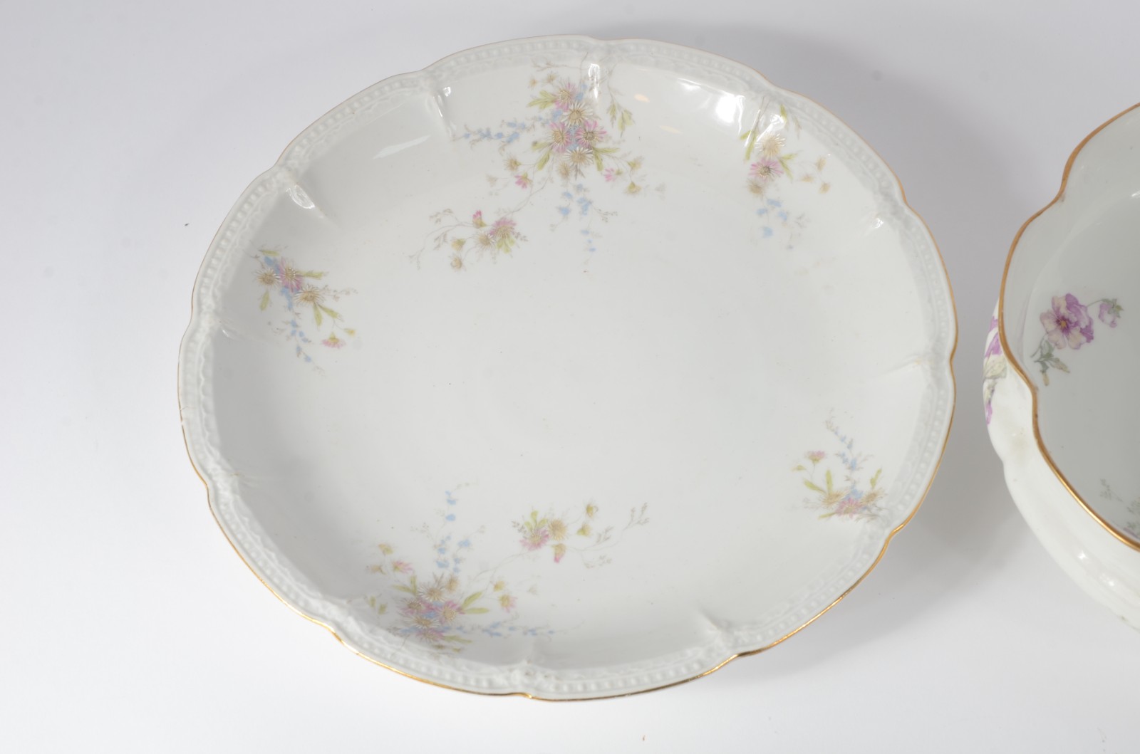 Cinco peças de porcelana de diversas procedências e decorações... - foto 3 de 10