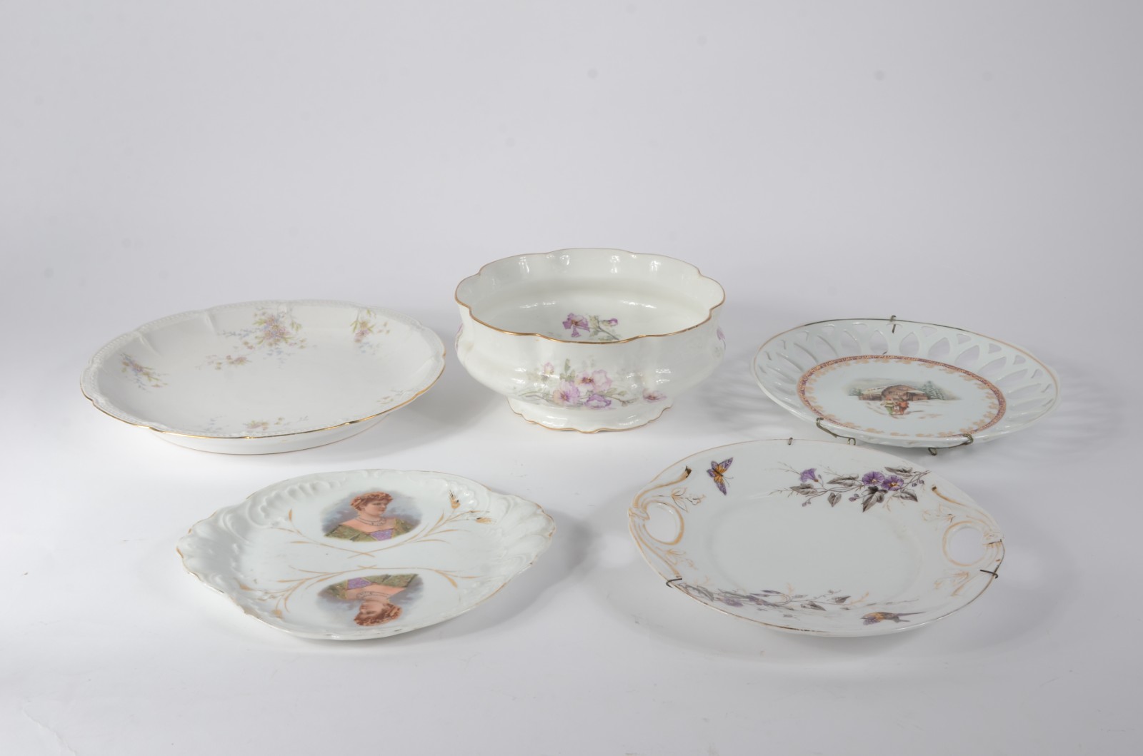 Cinco peças de porcelana de diversas procedências e decorações... - foto 4 de 10