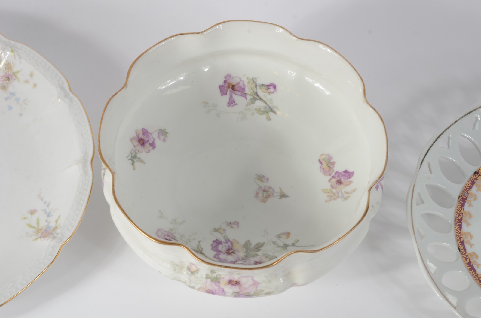 Cinco peças de porcelana de diversas procedências e decorações... - foto 5 de 10