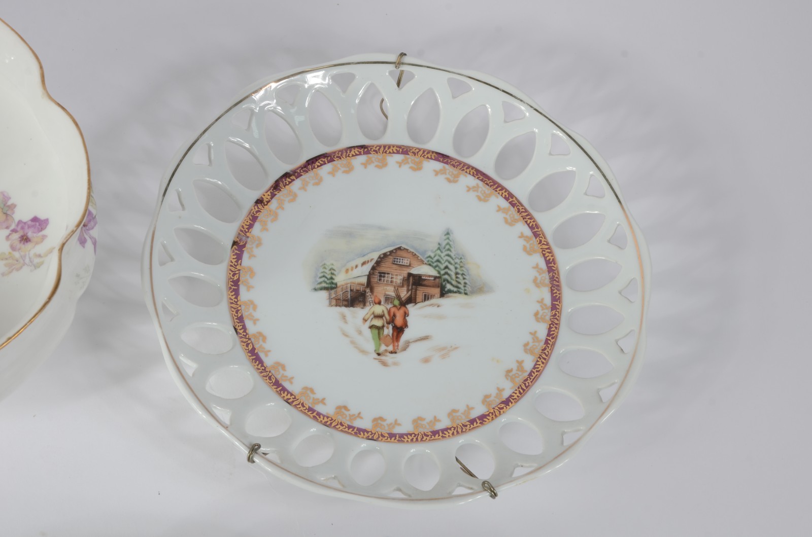 Cinco peças de porcelana de diversas procedências e decorações... - foto 6 de 10