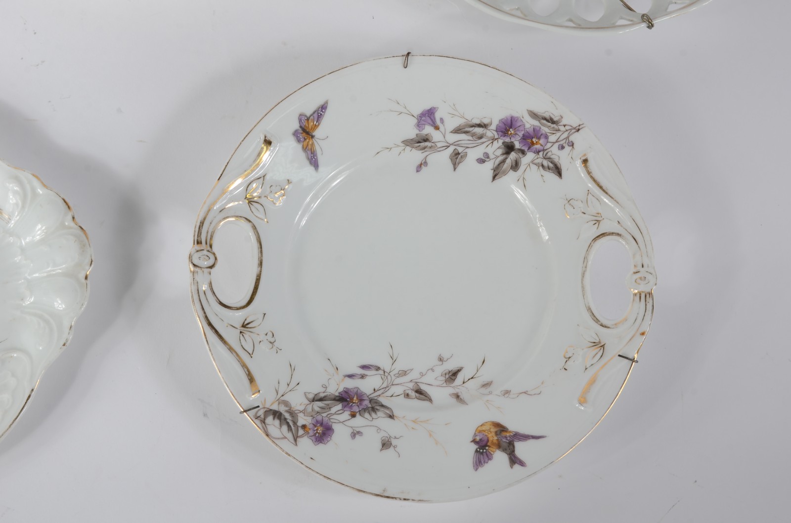 Cinco peças de porcelana de diversas procedências e decorações... - foto 7 de 10