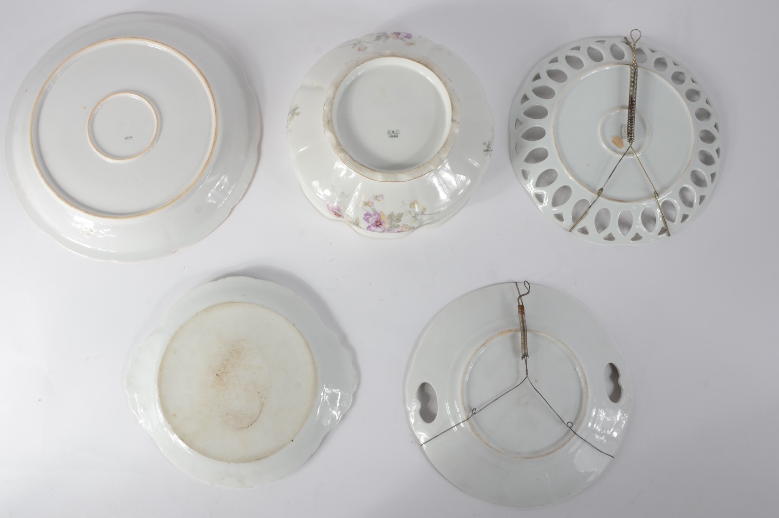 Cinco peças de porcelana de diversas procedências e decorações... - foto 8 de 10