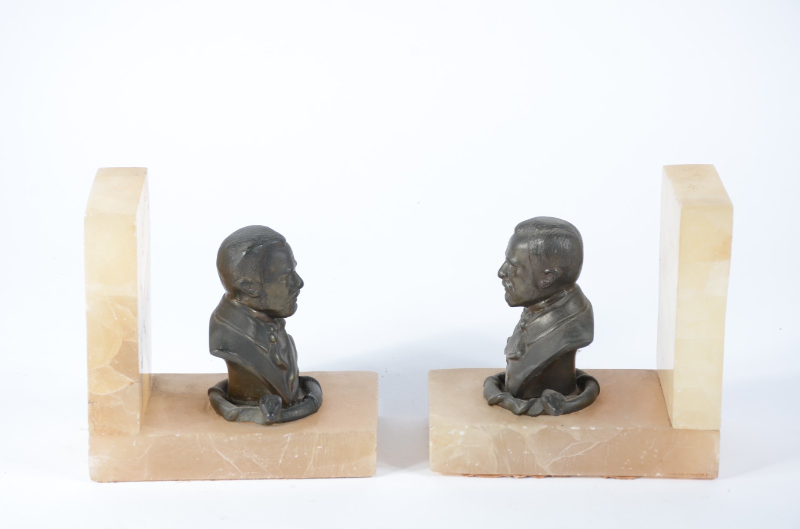 Par de serre livres de alabastro com figura de metal representando... - foto 4 de 7