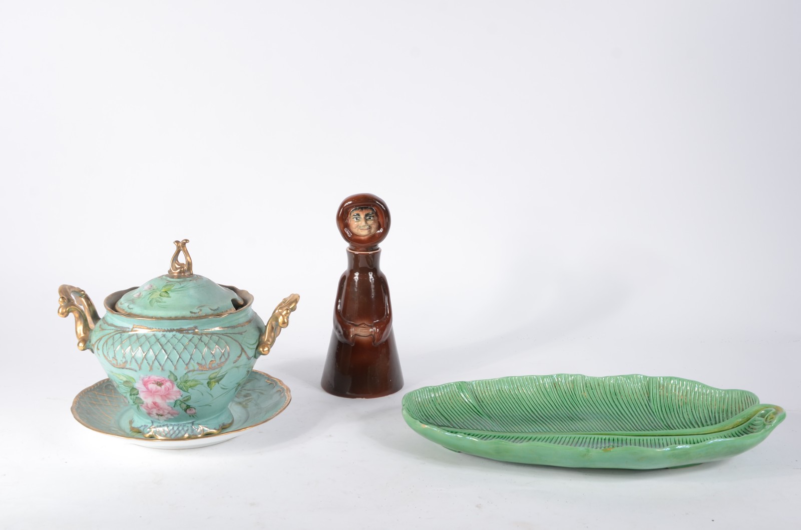Diversas peças de porcelana sendo: Sopeira com presentouir verde e... - foto 1 de 11