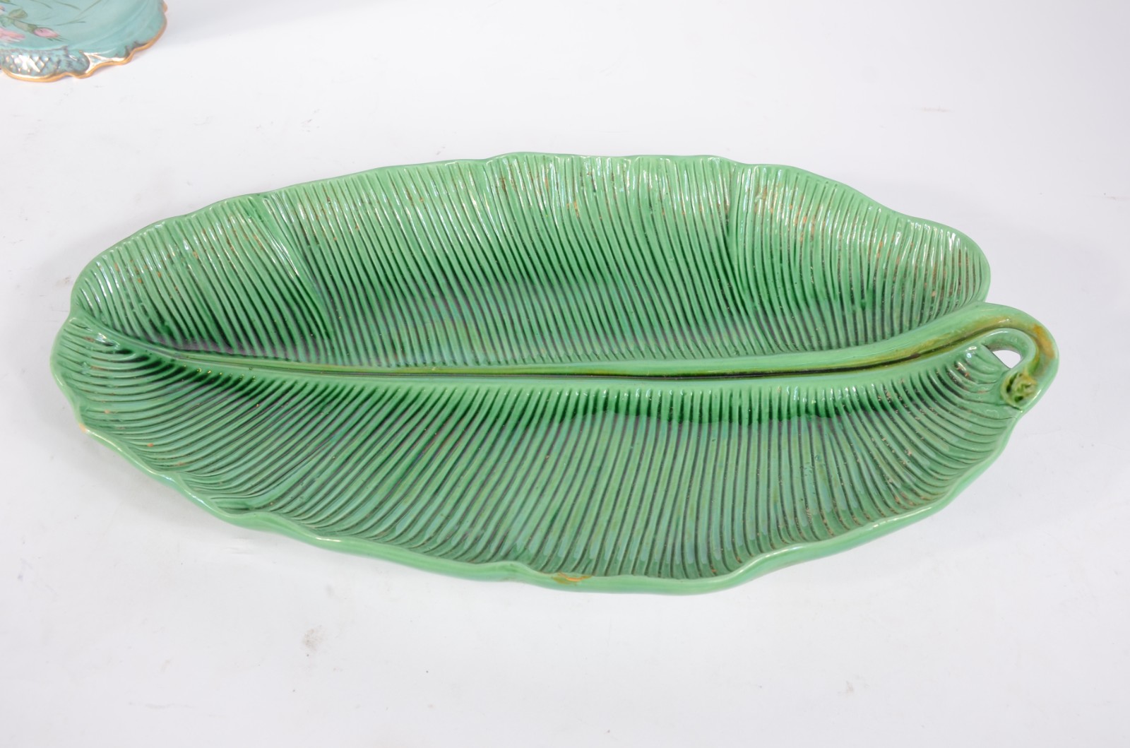 Diversas peças de porcelana sendo: Sopeira com presentouir verde e... - foto 4 de 11