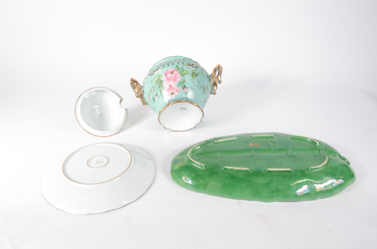 Diversas peças de porcelana sendo: Sopeira com presentouir verde e... - foto 8 de 11