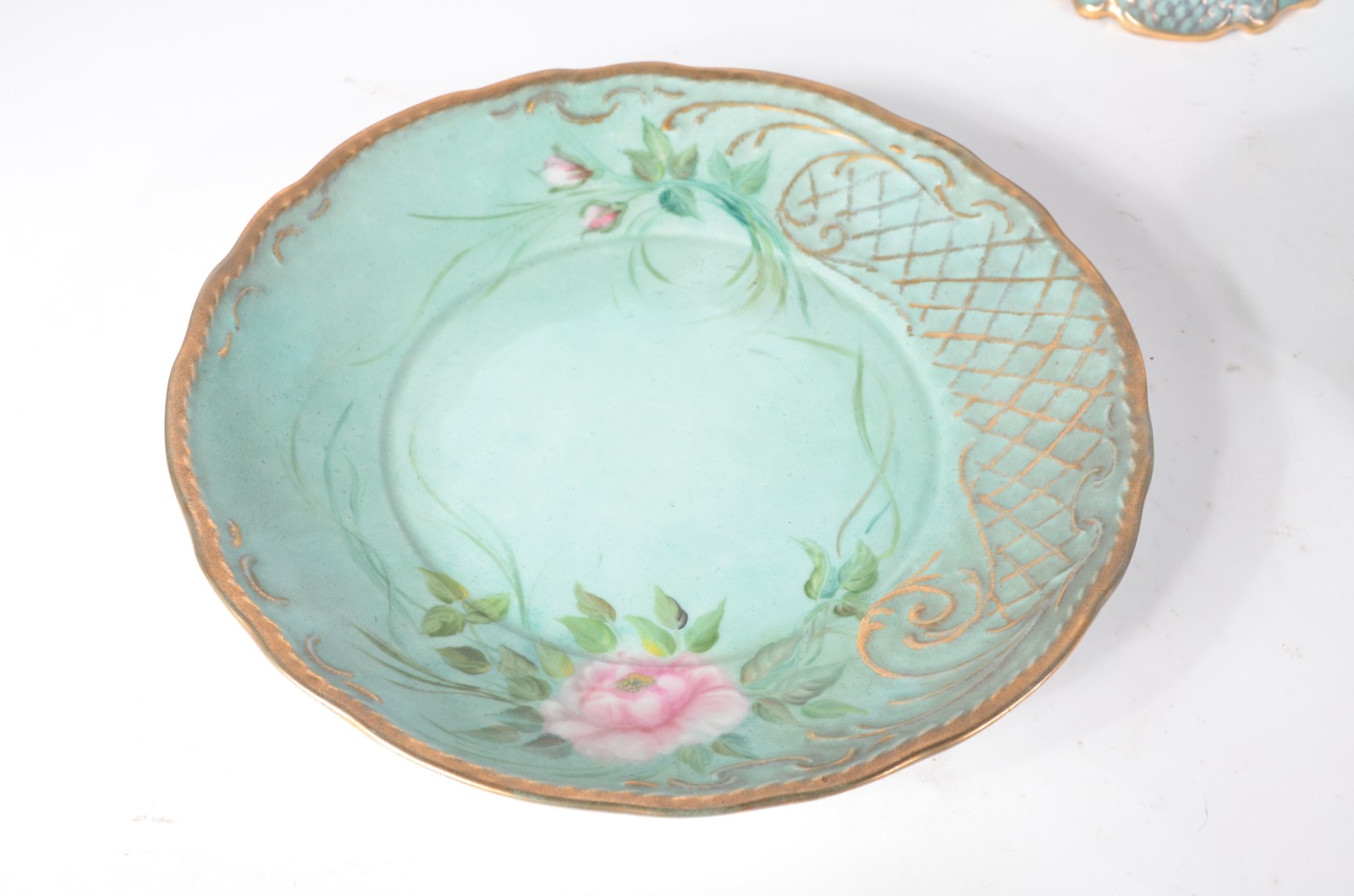 Diversas peças de porcelana sendo: Sopeira com presentouir verde e... - foto 2 de 11