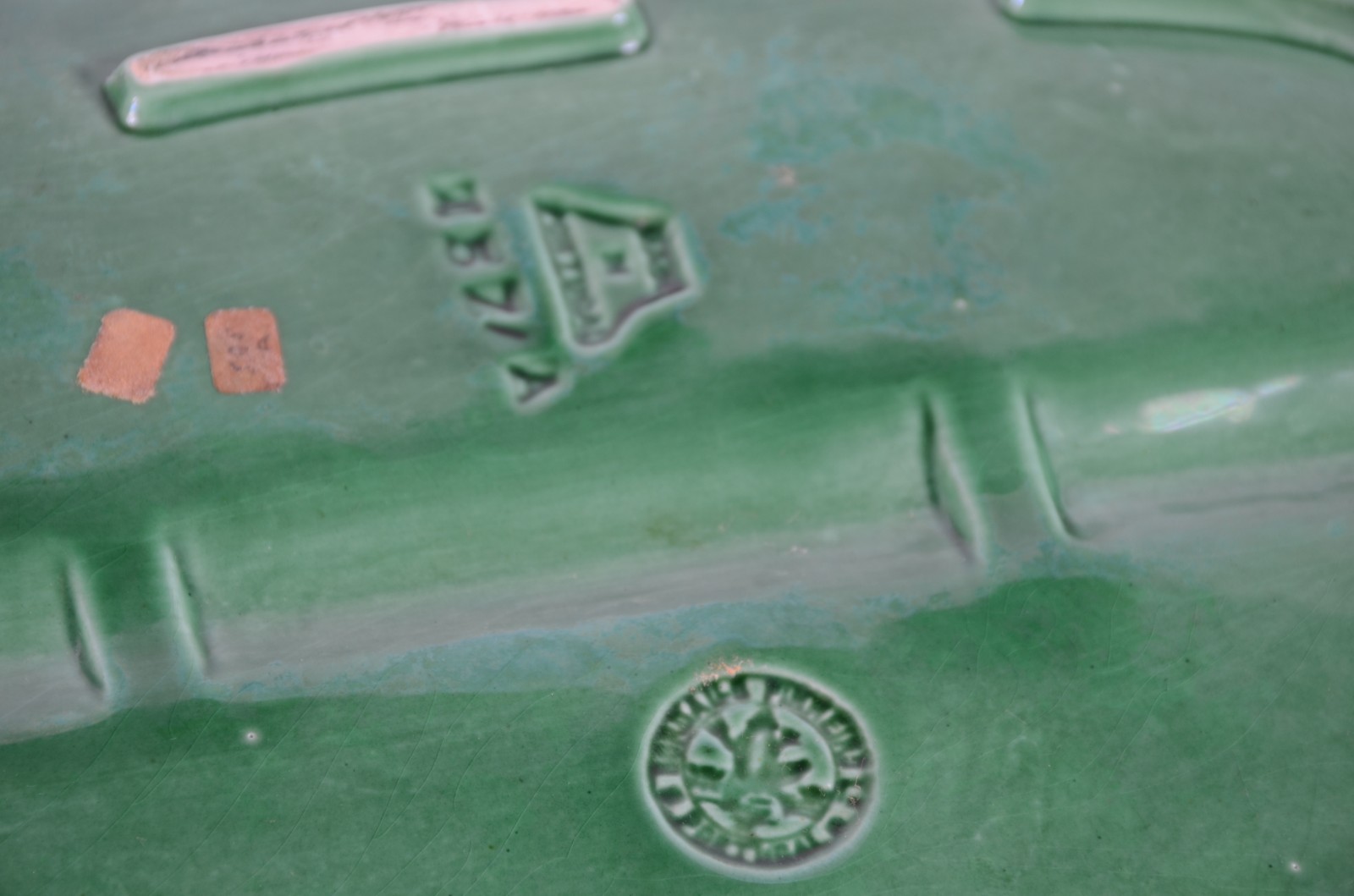 Diversas peças de porcelana sendo: Sopeira com presentouir verde e... - foto 11 de 11