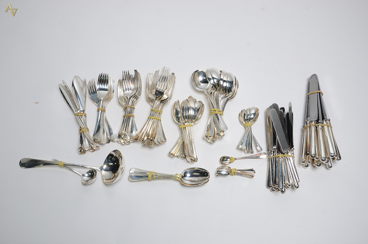 Faqueiro de metal prateado MAPPIN & WEBB, sendo: 18 facas, 18 garfos...