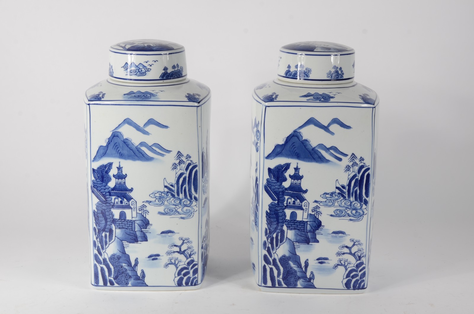 Par de potiches de porcelana oriental decorados com paisagens e... - foto 1 de 6