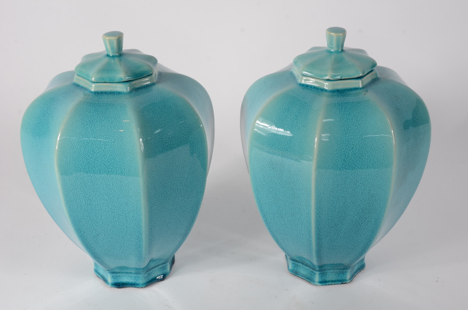 Dois potiches decorativos de cerâmica azul turquesa facetados. - foto 2 de 6