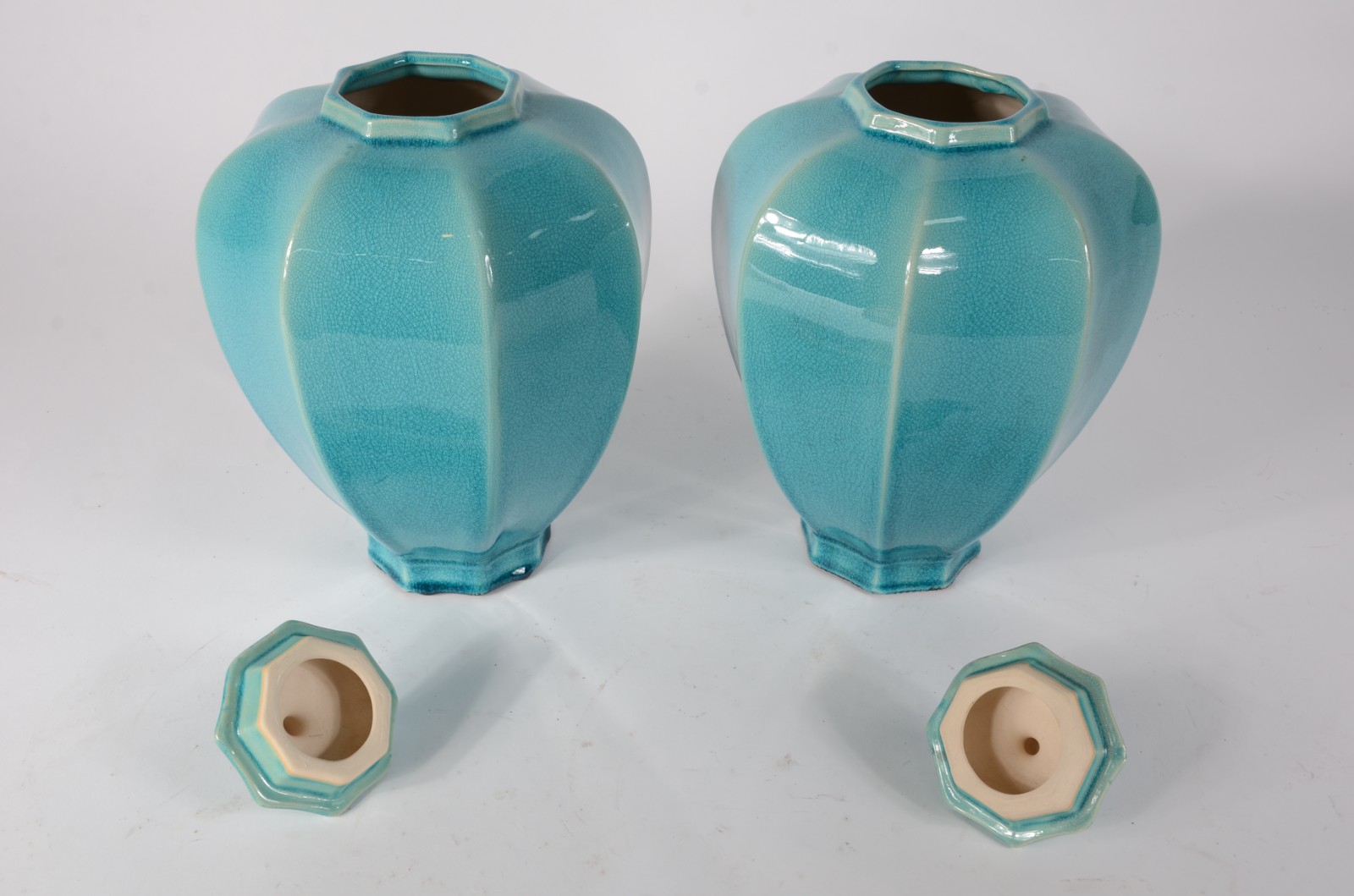 Dois potiches decorativos de cerâmica azul turquesa facetados. - foto 3 de 6
