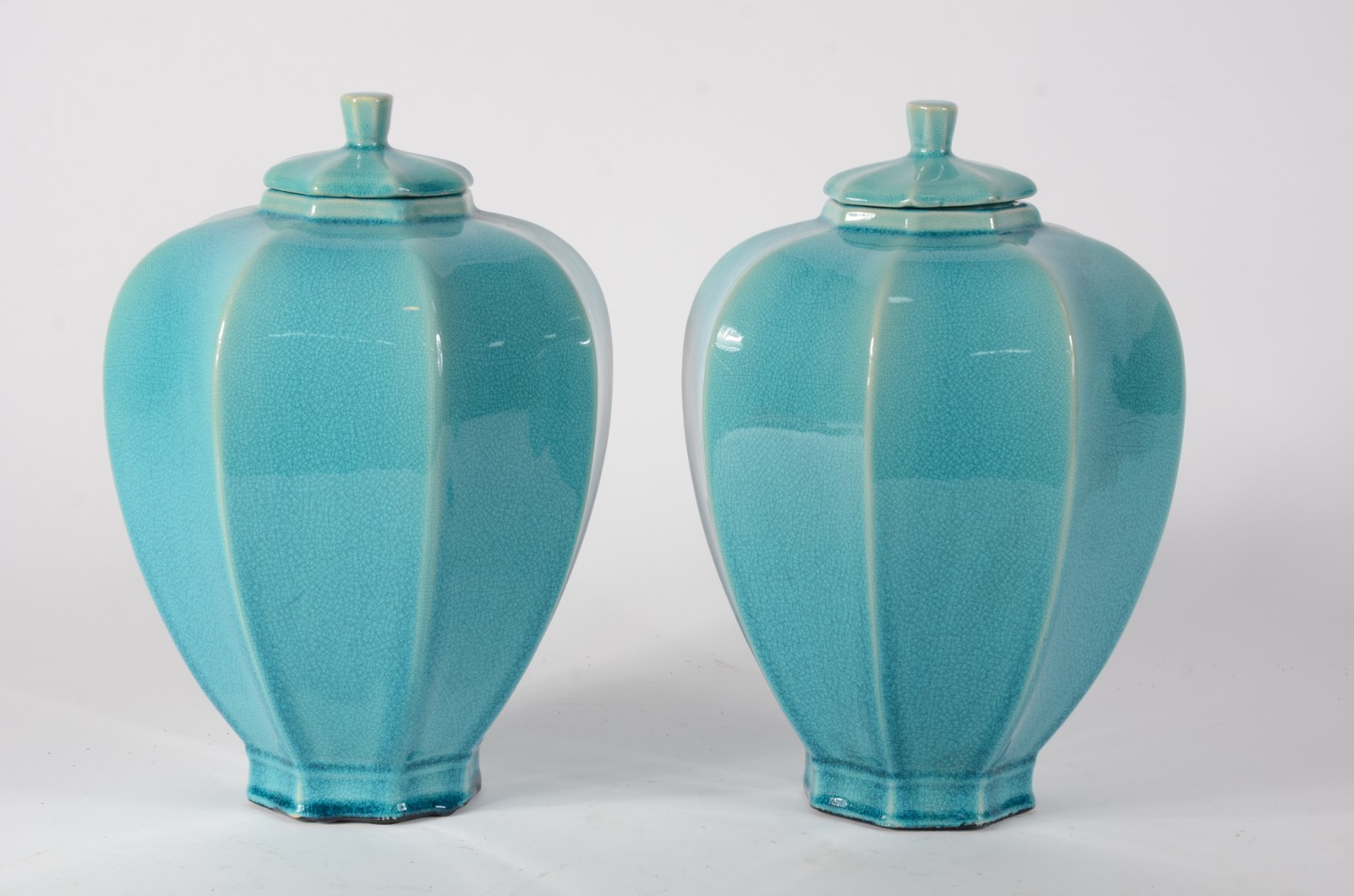 Dois potiches decorativos de cerâmica azul turquesa facetados. - foto 1 de 6