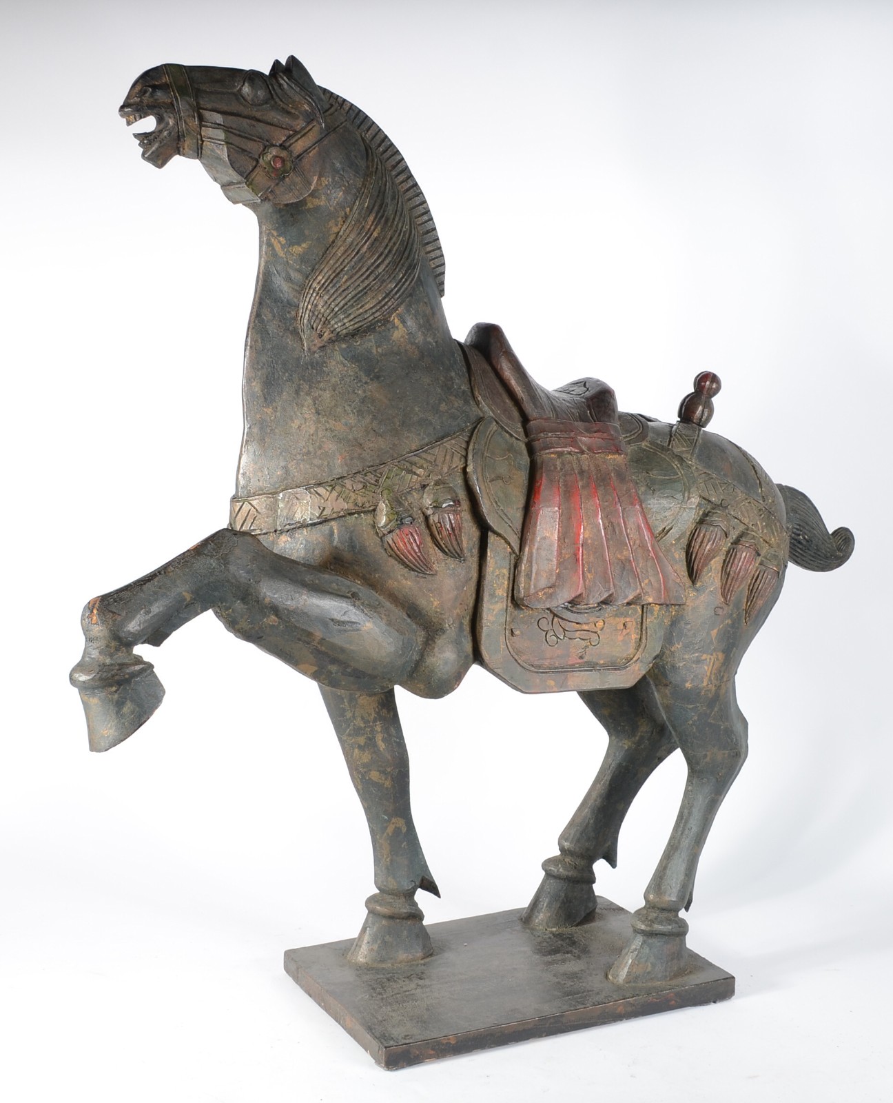 Grande escultura representando cavalo chines de madeira entalhada e... - foto 1 de 9