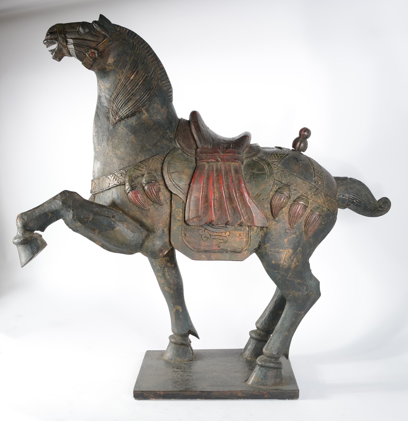 Grande escultura representando cavalo chines de madeira entalhada e... - foto 2 de 9
