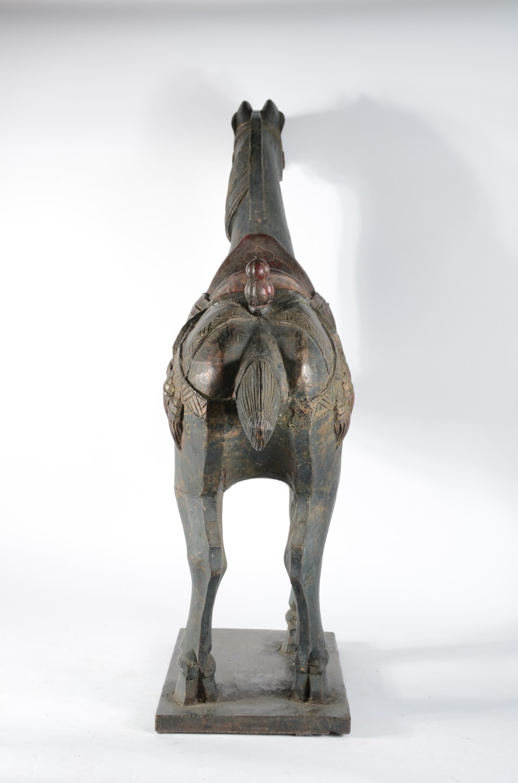 Grande escultura representando cavalo chines de madeira entalhada e... - foto 4 de 9