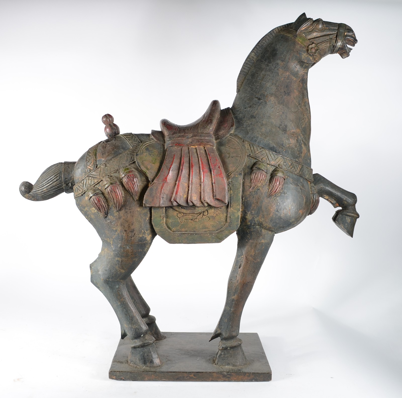 Grande escultura representando cavalo chines de madeira entalhada e... - foto 5 de 9