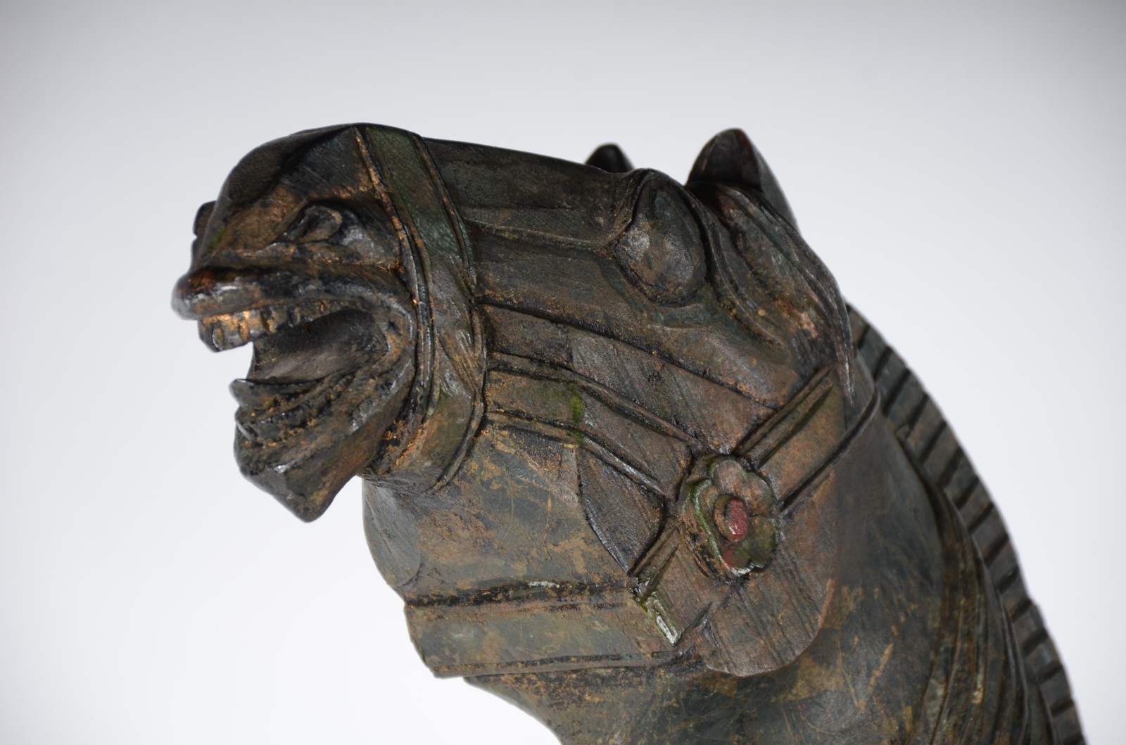 Grande escultura representando cavalo chines de madeira entalhada e... - foto 6 de 9