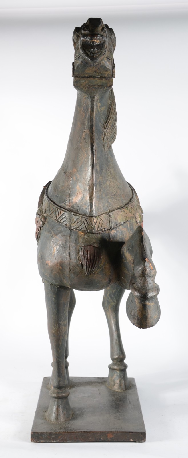 Grande escultura representando cavalo chines de madeira entalhada e... - foto 7 de 9