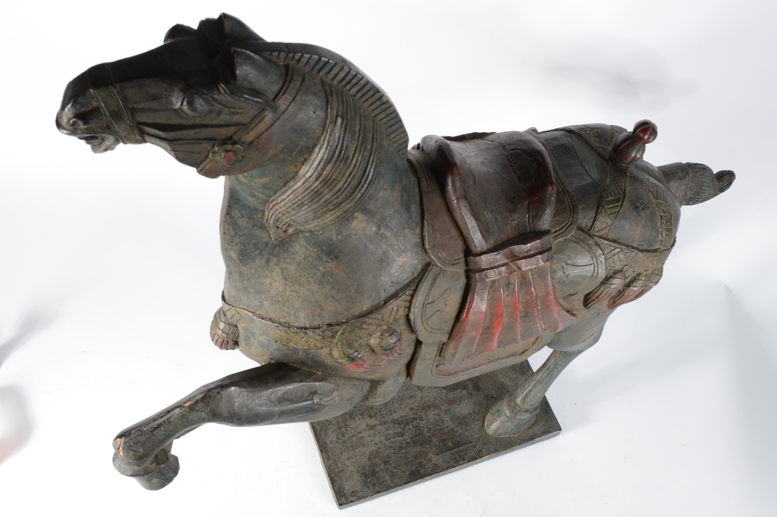 Grande escultura representando cavalo chines de madeira entalhada e... - foto 9 de 9
