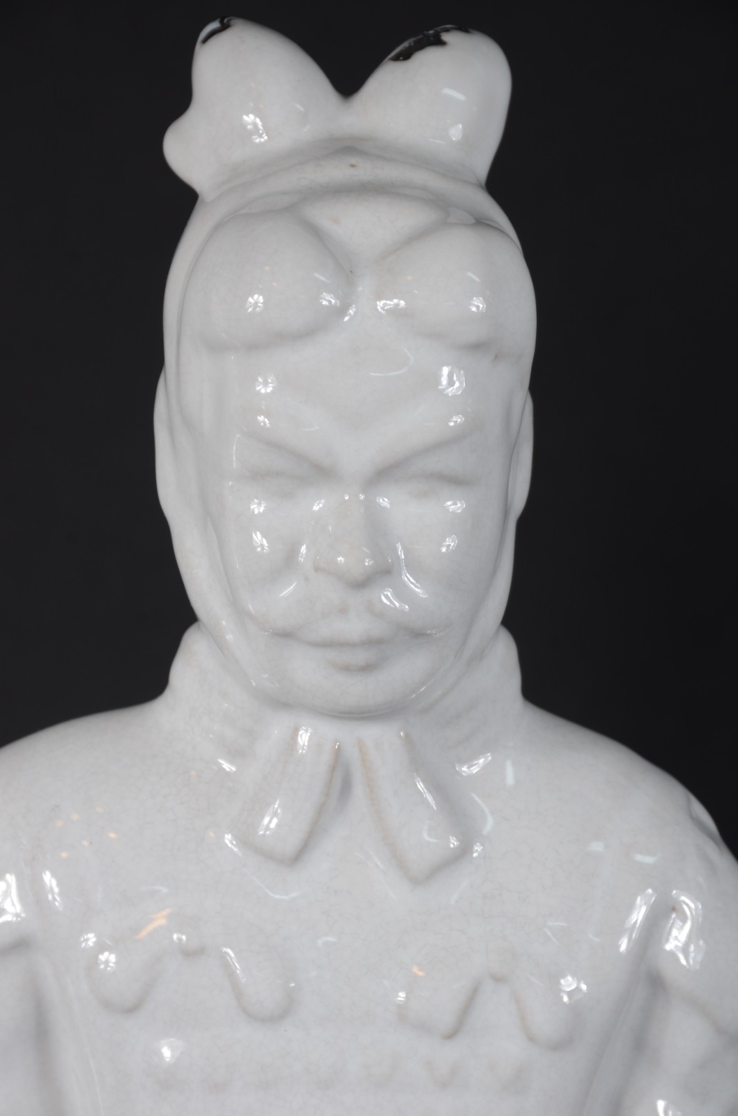 Par de estatuetas de cerâmica branca vitrificada representando... - foto 2 de 8