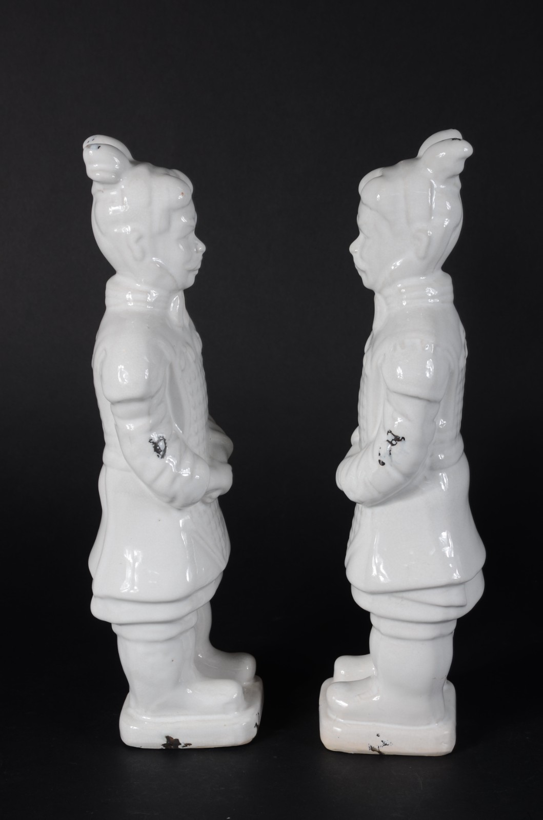 Par de estatuetas de cerâmica branca vitrificada representando... - foto 5 de 8