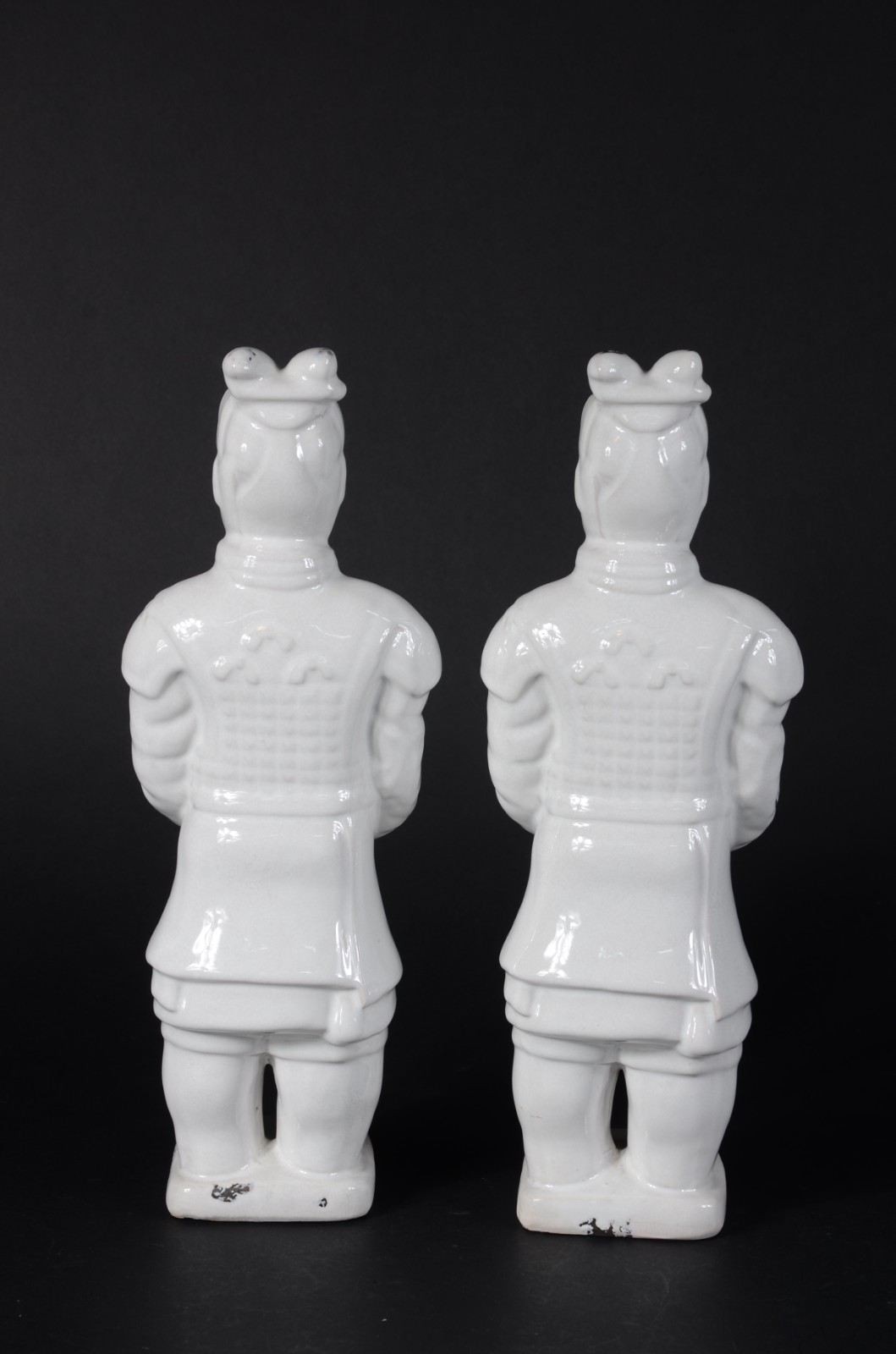 Par de estatuetas de cerâmica branca vitrificada representando... - foto 6 de 8